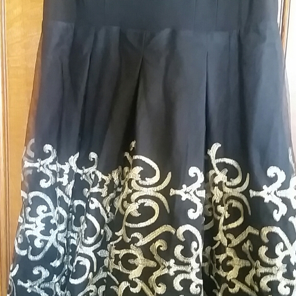 💐Beautiful Dress Black w/Gold Detail Sz. 14 - Picture 3 of 7